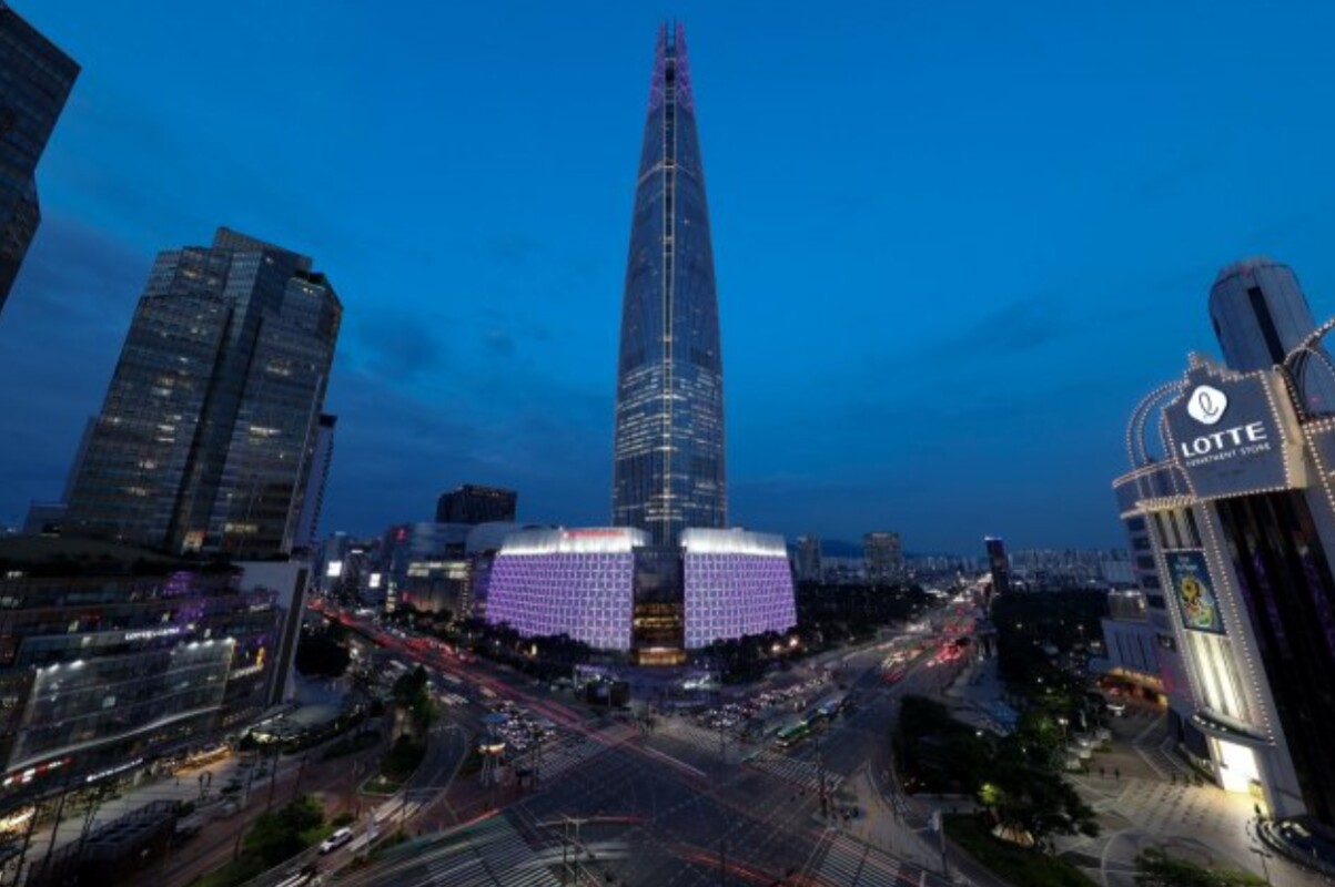 Escala el rascacielos más alto de Seúl y lo detiene la Policía; George King-Thompson, comenzó su ascenso, sin ningún tipo de protección.