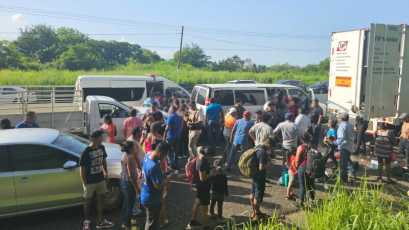 Identifican a 172 migrantes abandonados en un tráiler en Veracruz