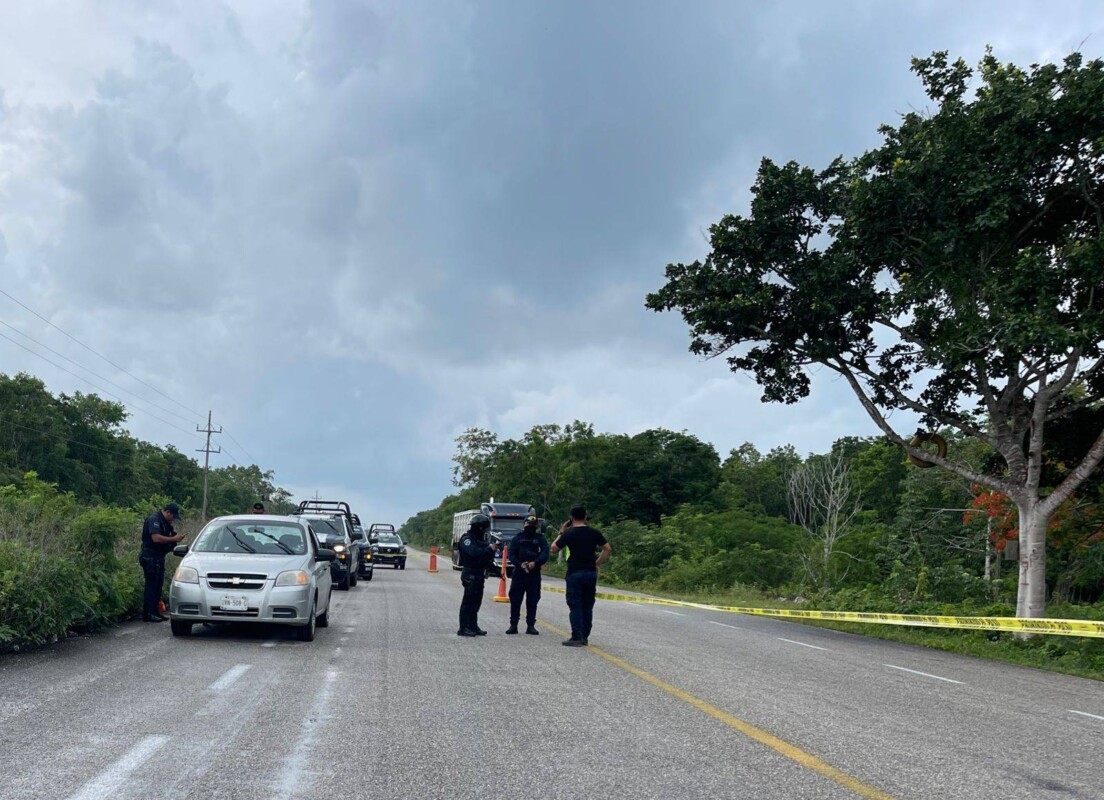 Emboscan a policías en Tulum; saldo de un fallecido y dos heridos; el ataque ocurrió en la carretera hacia Cobá.