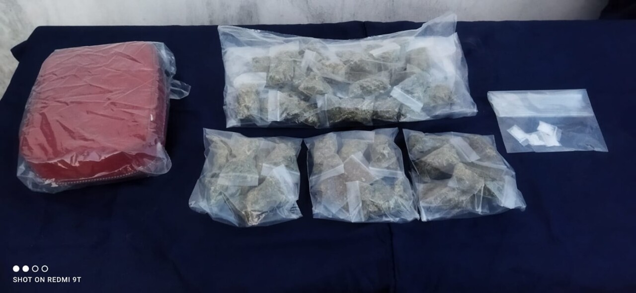 Detienen en Playa del Carmen a pareja de narcomenudistas; a Héctor “N” y Yara “N” les decomisaron más de 40 dosis de enervantes.