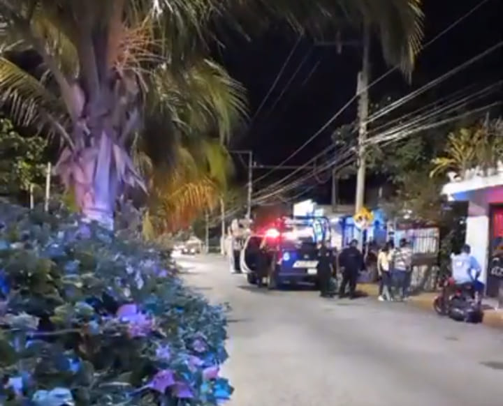 Atentan a balazos contra una mujer en Playa del Carmen; la víctima se encontraba en un convivio hasta donde llegaron dos sicarios.