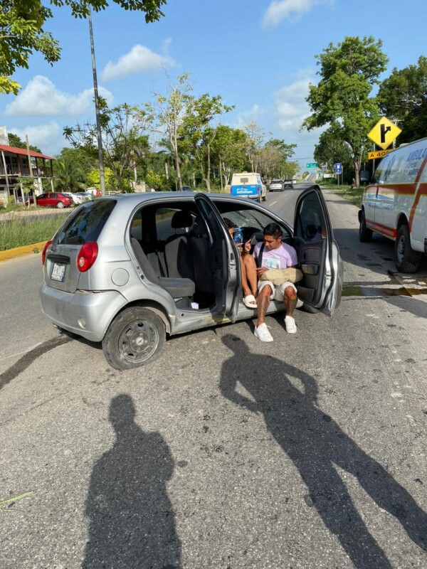 Cuatro lesionados en aparatoso accidente vehicular en Chetumal; conductor de un auto compacto perdió el control del volante y chocó.