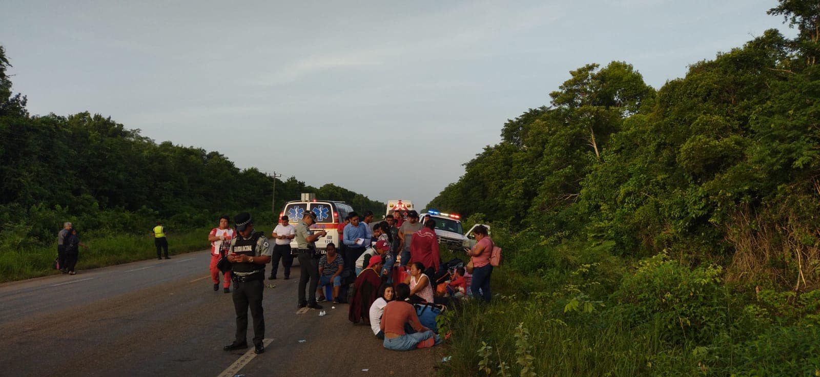 Se sale de la carretera autobús con destino a Cancún; hay un muerto y 20 heridos; el accidente ocurró en el tramo Bacalar-Buenavista.