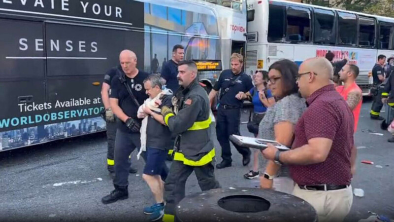 Choque de dos autobuses en Nueva York deja cerca de 80 heridos