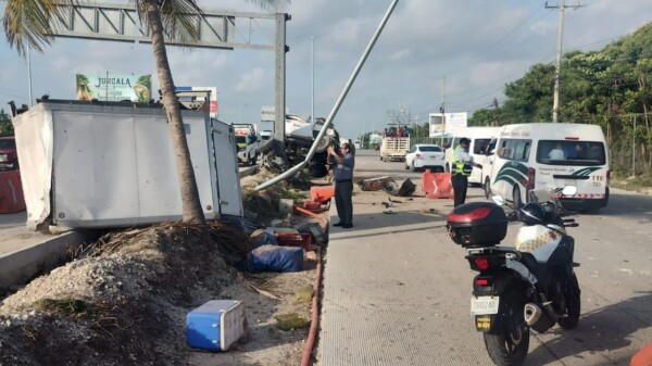 Aparatoso accidente en el bulevar Colosio de Cancún