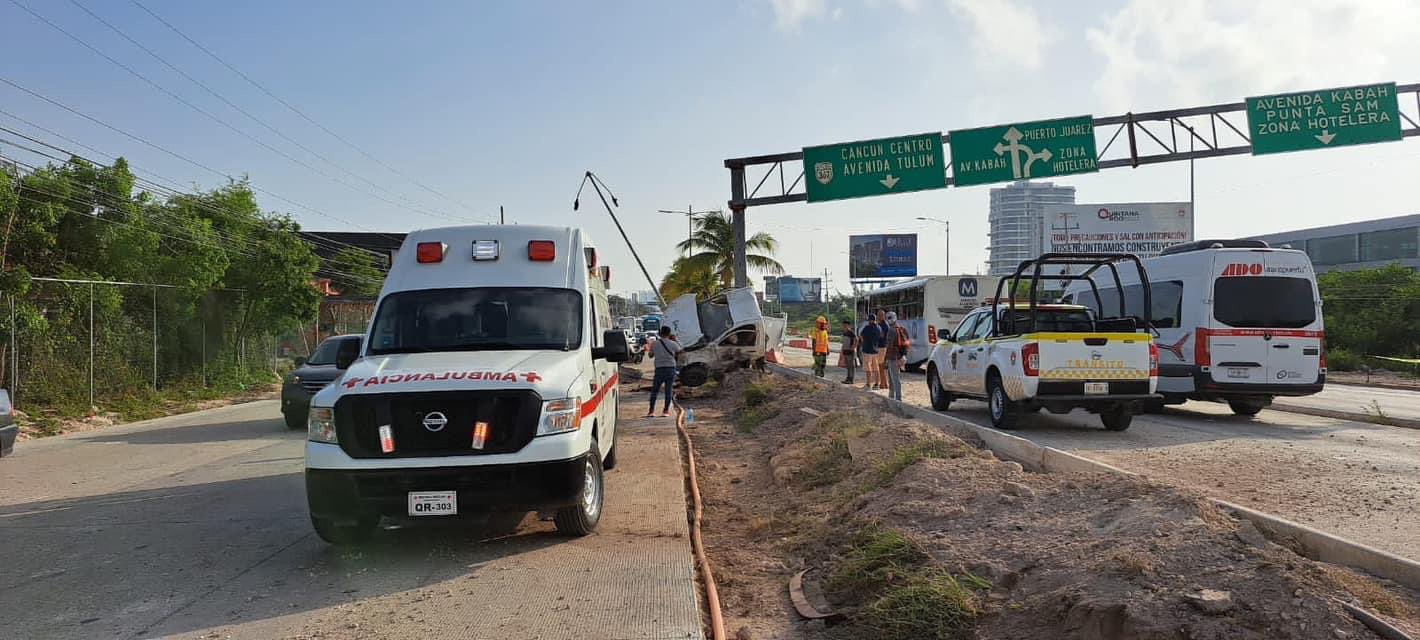 Aparatoso accidente en el bulevar Colosio de Cancún; el exceso de velocidad y la falta de precaución fueron la causa del choque.