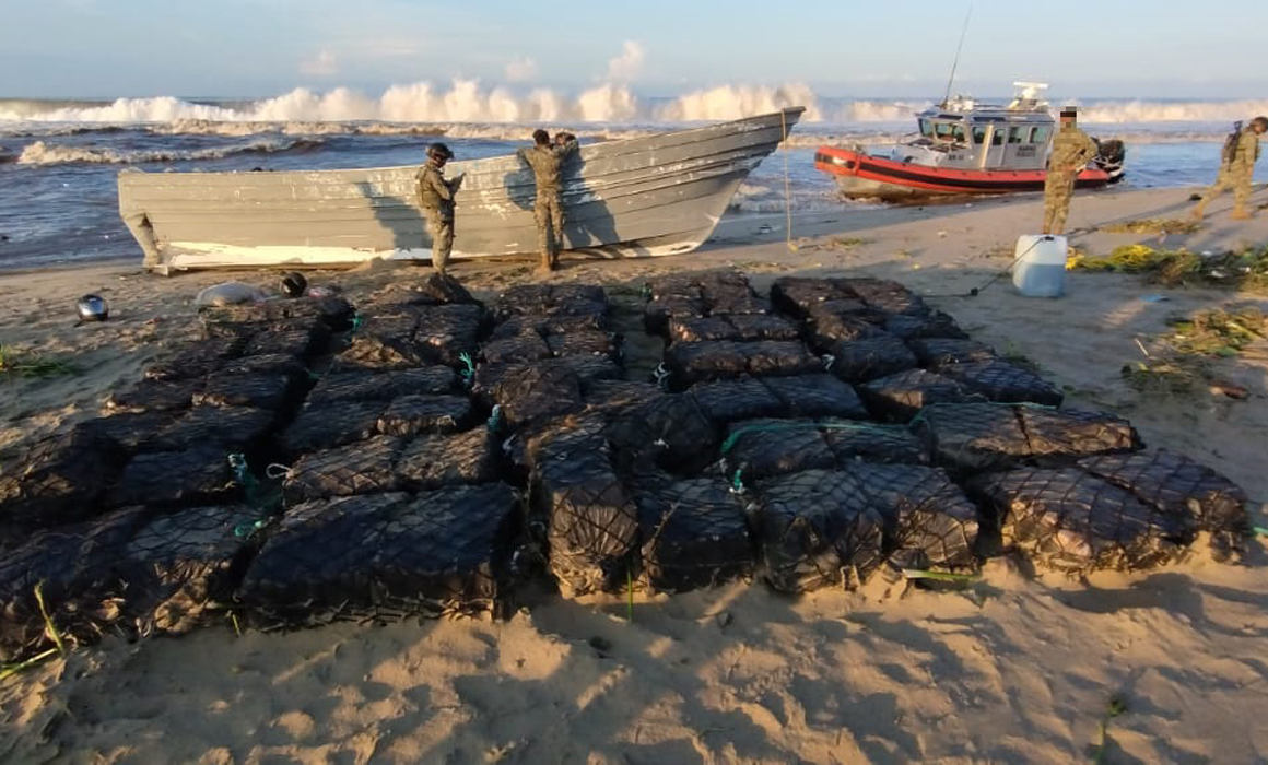 Asegura la Marina tres embarcaciones con más de 2 toneladas de cocaína en Acapulco; no hubo detenidos durante el operativo de guardias costeros.
