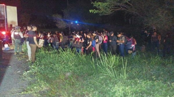 Abandonan tráiler con 180 migrantes en municipio de Veracruz