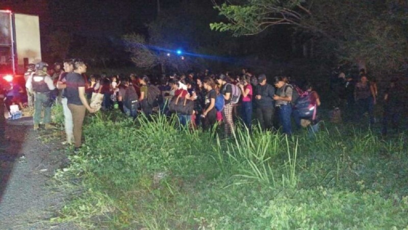 Abandonan tráiler con 180 migrantes en municipio de Veracruz
