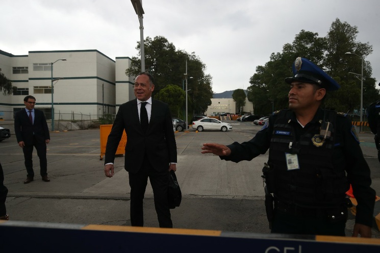 Miguel Ontiveros, abogado de Emilio Lozoya Austin, ayer, a su salida del Reclusorio Norte.