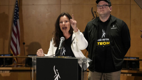 Actores de Hollywood se van a huelga junto a los guionistas