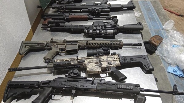 Decomisan autoridades de Sonora arsenal y detienen a dos mujeres