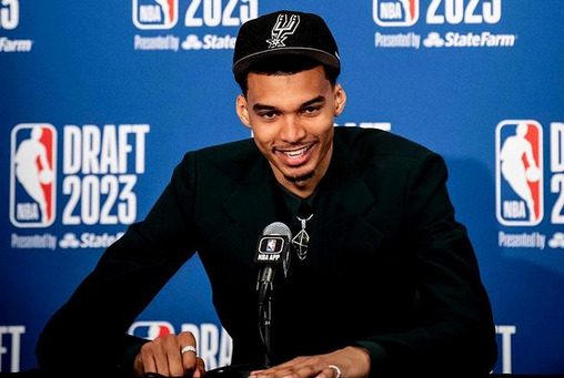 Britney Spears es atacada por el seguridad de Victor Wembanyamae