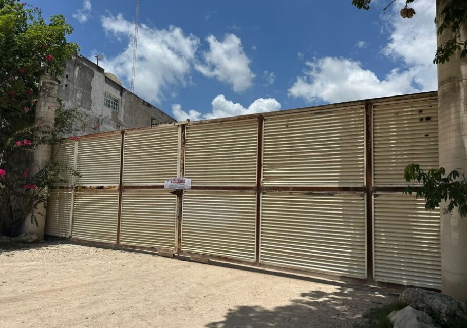 Aseguran 18 mil litros de combustible y detienen a dos en cateo en la Región 104 de Cancún; fue asegurado el predio en donde se realizaba actividad ilegal.