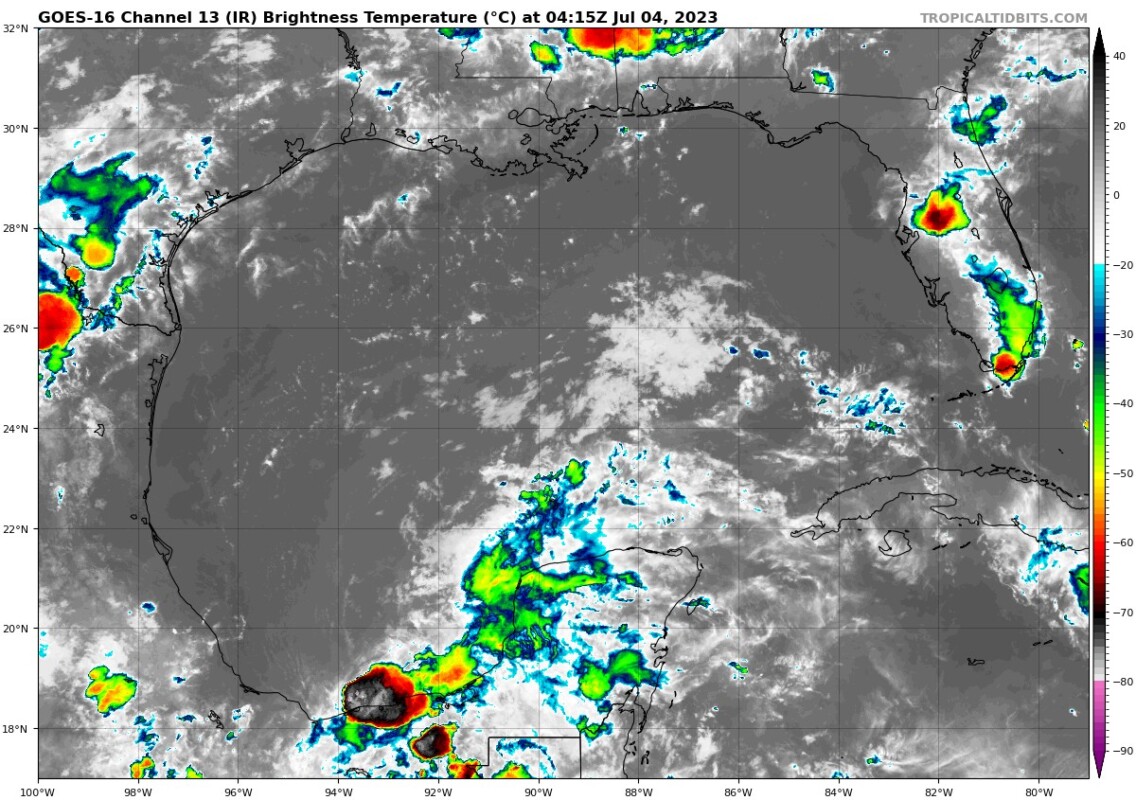 Pronóstico del clima para hoy martes 4 de julio 2023 en Quintana Roo; cielo medio nublado por la tarde con lluvias puntuales.