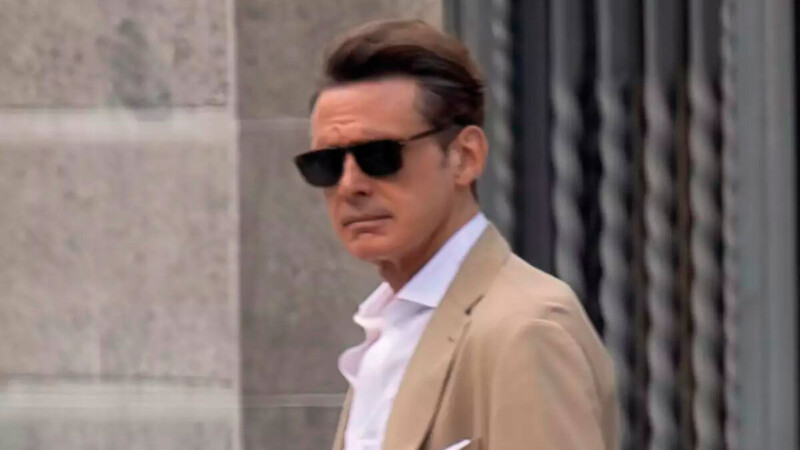 Cachan a Luis Miguel saliendo de clínica capilar en Madrid
