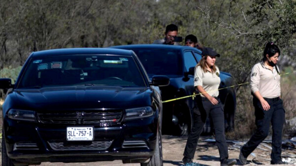 Abandonan en Nuevo León tres cuerpos carbonizados en un vehículo