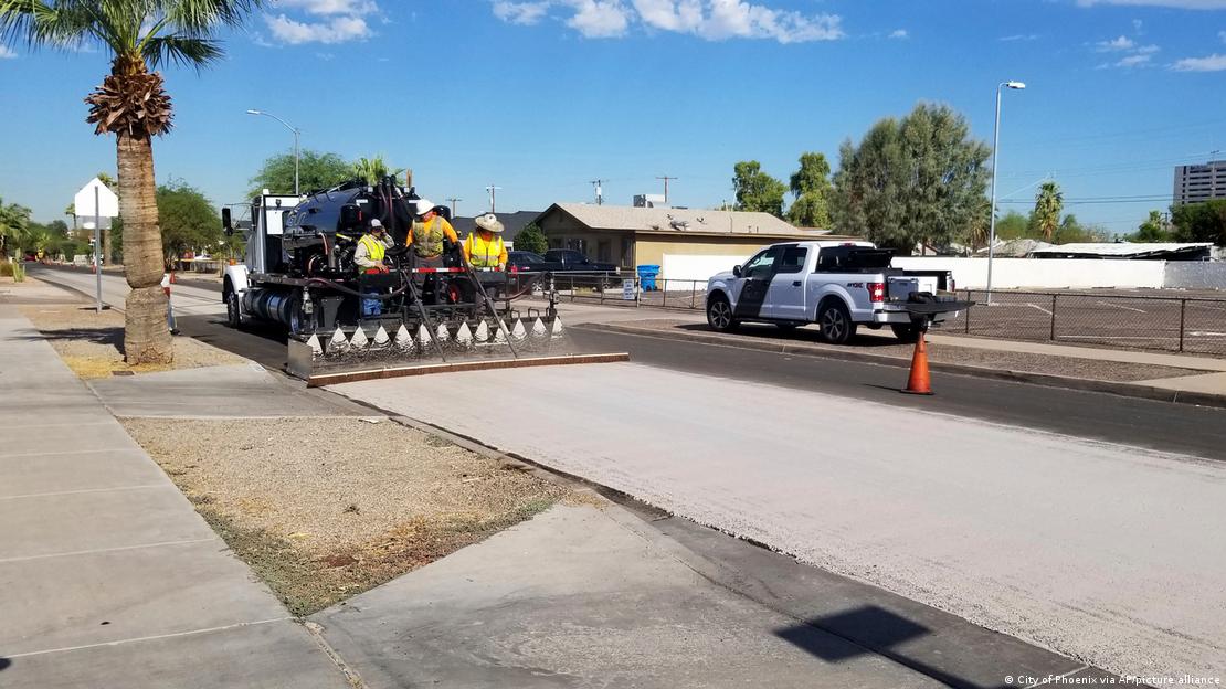 Un equipo de la Universidad Estatal de Arizona está trabajando con la ciudad de Phoenix en un programa piloto que estudia el uso de “pavimento fresco” para reducir el efecto de calor de las zonas urbanas cubiertas de asfalto y hormigón. Imagen: City of Phoenix via AP/picture alliance