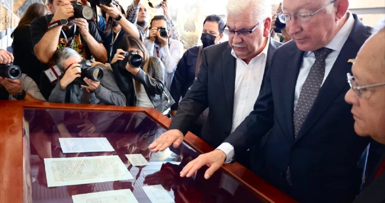 El embajador de Estados Unidos en México, Ken Salazar, y el director del Archivo General de la Nación, Carlos Enrique Ruiz, encabezan la ceremonia de repatriación de un documento firmado por Hernán Cortés, sustraído ilegalmente hace 30 años.