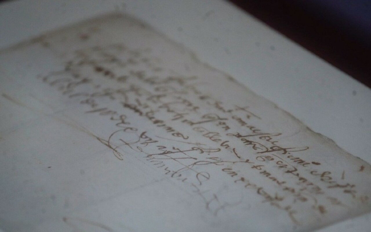 El documento de Hernán Cortés, el cual fue repatriado por EU, tiene fecha del 27 de abril de 1527, que iba a ser ofertado en junio de 2022, se puede ver la firma del conquistador acreditando una orden de pago, en la que solicita a su mayordomo Nicolás de Palacios Rubios que compre “azúcar rosada” en la botica por un valor de 12 pesos oro.