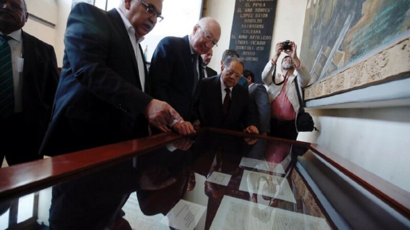 Retorna EU a México manuscrito firmado por Hernán Cortés