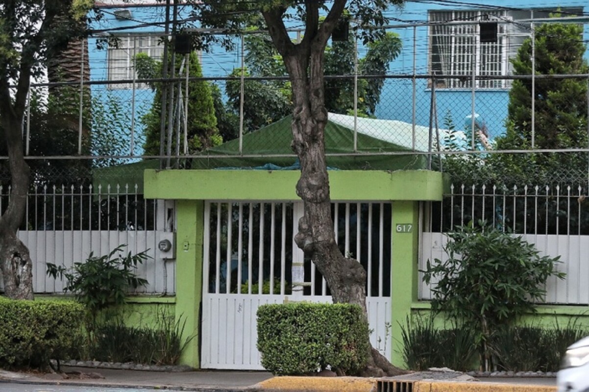 Vecinos de la alcaldía Benito Juárez desplegaron cartelones frente al inmueble, con valor de 58 millones de pesos, ubicado en José María Rico 617, colonia Del Valle, cuya propiedad, afirmaron, está a nombre de Noelia Romero Herrera, hermana del diputado panista. La propiedad de Noelia Romero tiene sellos de la Fiscalía al estar bajo investigación.