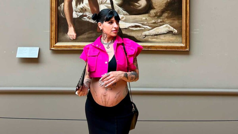 Cazzu acude a la semana de la moda en Paris y presume su pancita de embarazo