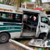 Combi de transporte público choca contra Urvan estacionada en la Sm. 221