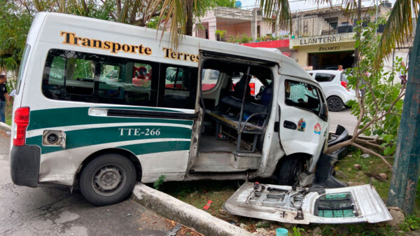 Combi de transporte público choca contra Urvan estacionada en la Sm. 221