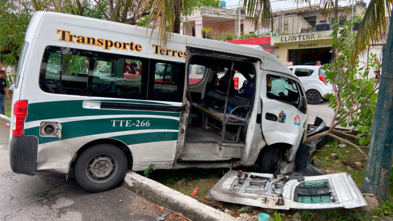 Combi de transporte público choca contra Urvan estacionada en la Sm. 221
