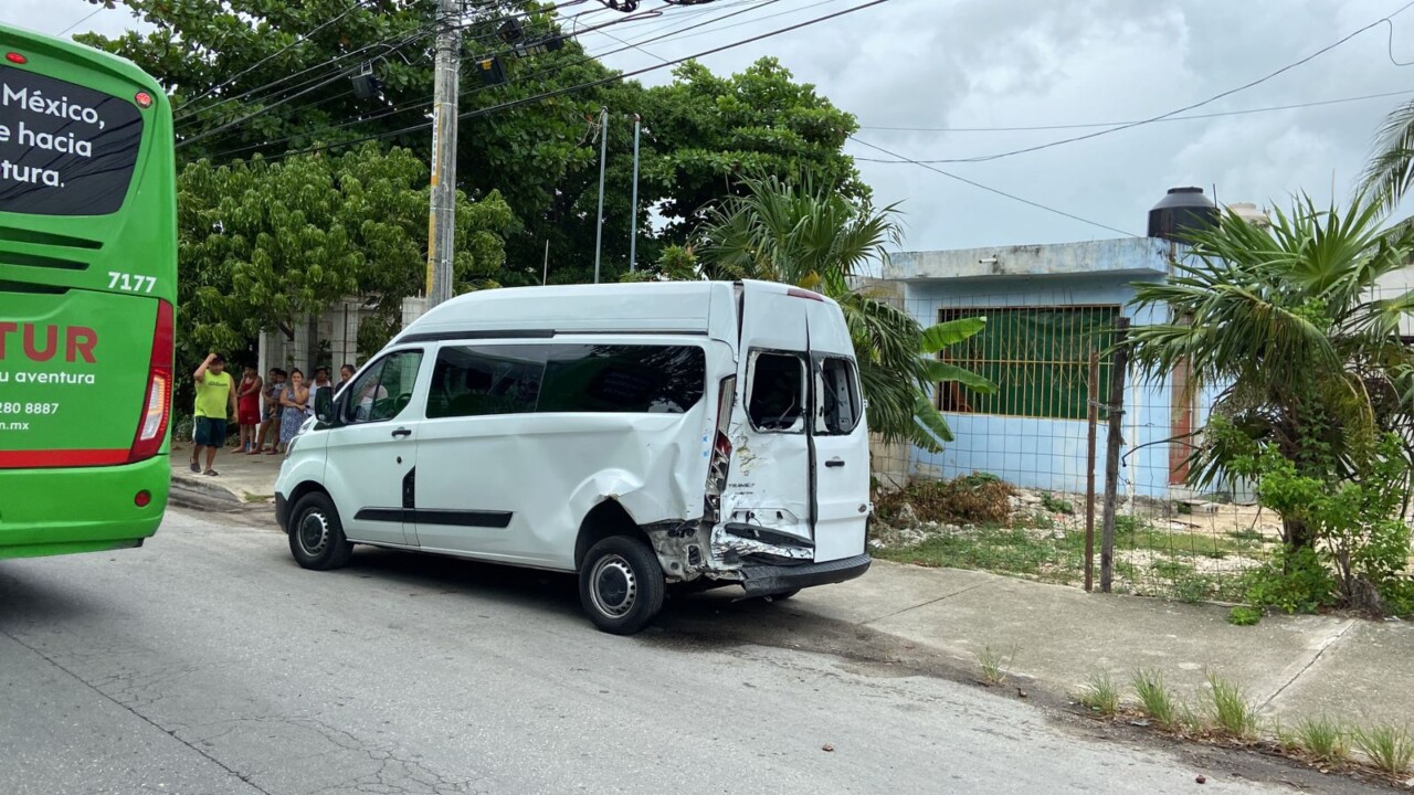 Combi de transporte público choca contra Urvan estacionada en la Sm. 221