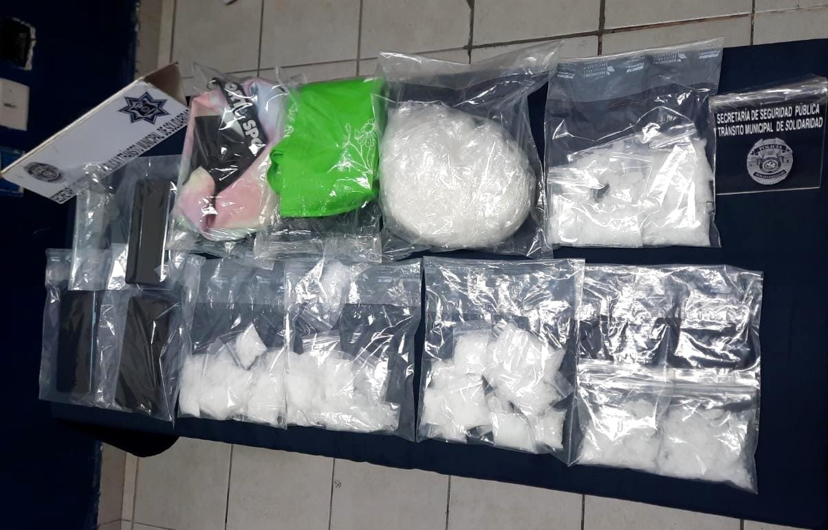 Detienen a 5 narcomenudistas en una carpintería de Playa del Carmen; los elementos policiacos decomisaron varias dosis de cristal.