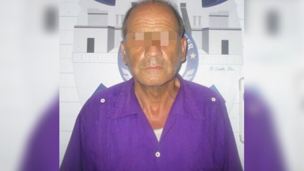 Detienen en la plaza Cancún Mall a extranjero por espiar con un celular a una mujer