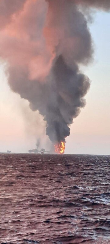 Reportan explosión en plataforma de Pemex en Campeche; autoridades evacuaron decenas de trabajadores de Nohoch-Alfa.