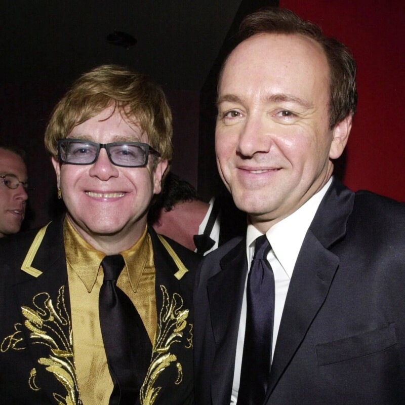 Elton John se presenta en juicio del actor Kevin Spacey