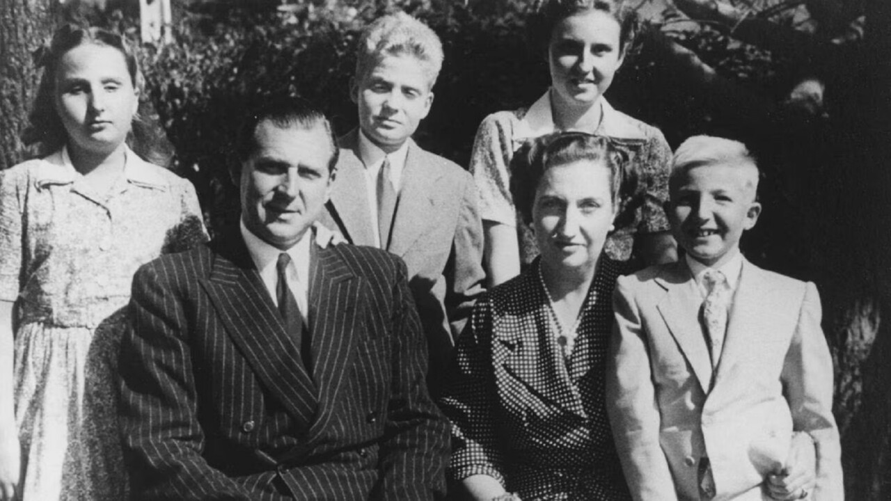 De izquierda a derecha: Margarita, Juan de Borbón, Juan Carlos, María de las Mercedes de Borbón, Pilar y Alfonso, en 1950.