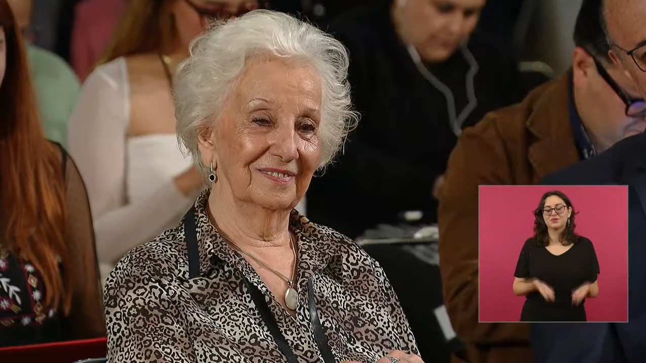 La defensora de los derechos humanos en Argentina a través de la organización Abuelas de la Plaza de Mayo, llenó con su sonrisa la mañanera de hoy.
