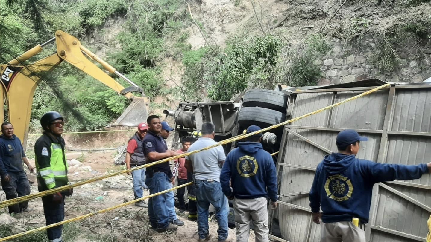 Deja 27 personas muertas accidente de un autobús en Oaxaca; la unidad que había salido de la CDMX cayó a un barranco con más de 45 pasajeros.