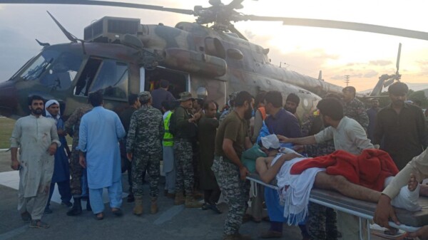 Atentado como bomba deja 40 muertos en un acto político en Pakistán