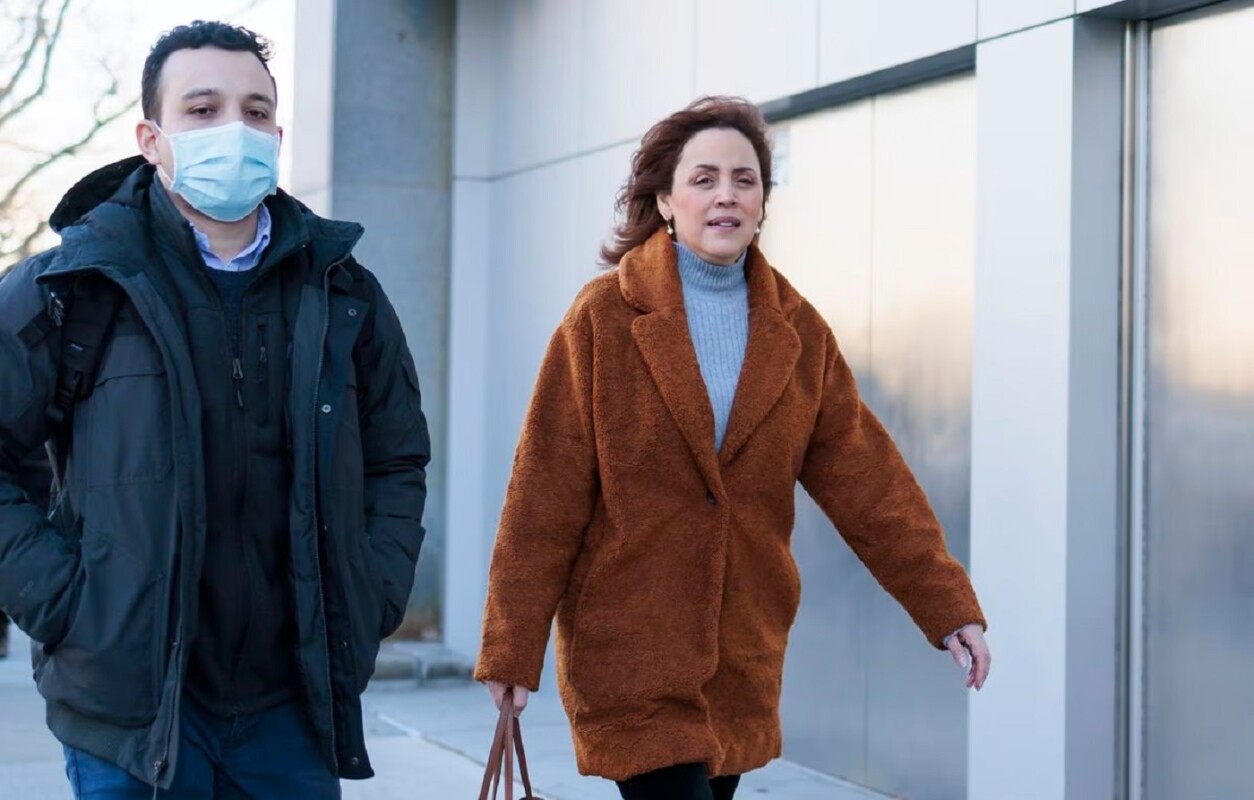 Linda Cristina Pereyra, esposa de García Luna, al salir de la corte en Nueva York después de que el ex secretario de Seguridad Pública.