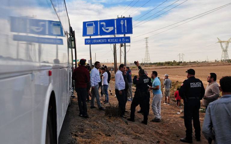 Hallan a 116 migrantes hacinados en un autobús en Sonora; los dos conductores de la unidad fueron detenidos por la FGR.