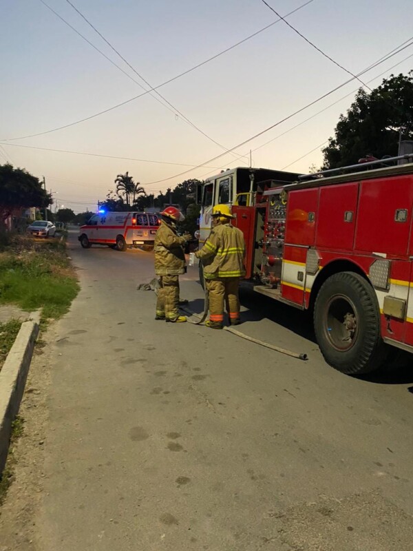 Atienden bomberos tres incendios durante la madrugada en Chetumal; afortunadamente no se reportaron personas lesionadas.