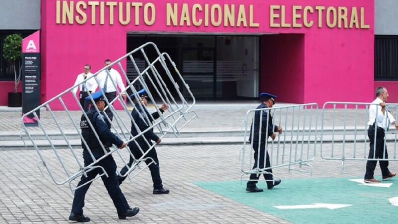 Detiene el INE una compra millonaria de computadoras