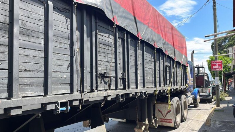 Interceptan a más de 300 migrantes transportados en cajas de camiones