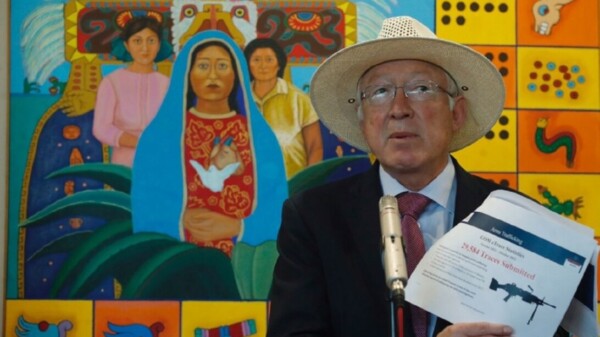 EU debe hacer más para frenar tráfico de armas: Ken Salazar