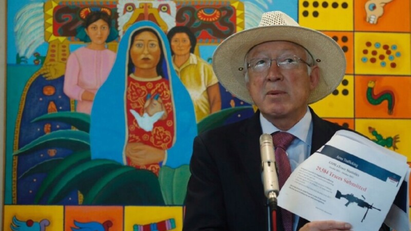 EU debe hacer más para frenar tráfico de armas: Ken Salazar