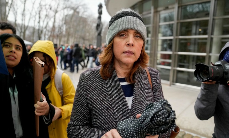 Linda Cristina Pereyra, esposa de García Luna, al salir de la corte en Nueva York después de que el ex secretario de Seguridad Pública fue declarado culpable de narcotráfico, en febrero pasado.