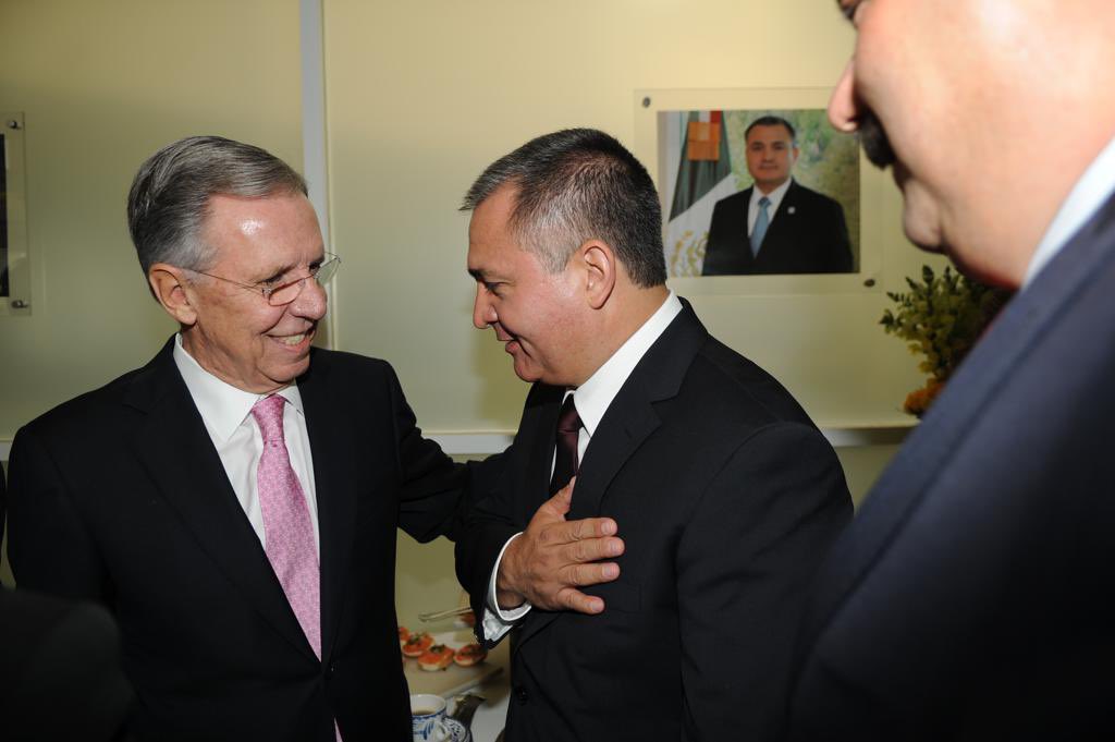 Los fieles amigos del exsecretario de seguridad en la era de Felipe Calderón están de plácemes, muchos desde sus "trincheras" felicitarán a Genaro García Luna, por el aplazamiento de su sentencia o exoneración.