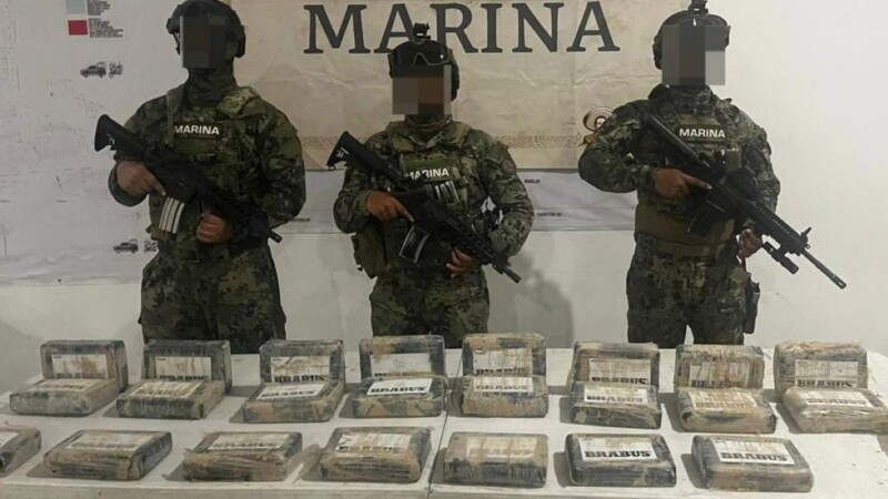 Asegura la Marina paquetes con cocaína que recalaron en playa de Puerto Morelos.