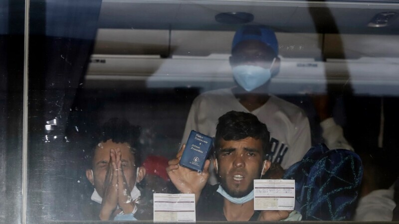 Hallan a 116 migrantes hacinados en un autobús en Sonora.